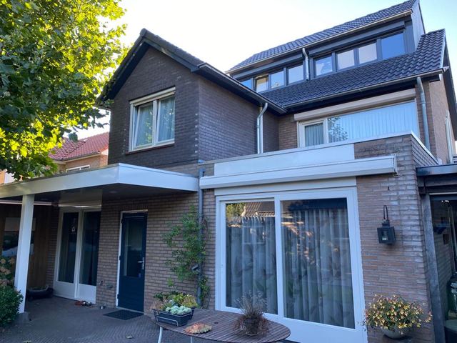 Vrijstaande woning met geschilderde kozijnen en voordeur