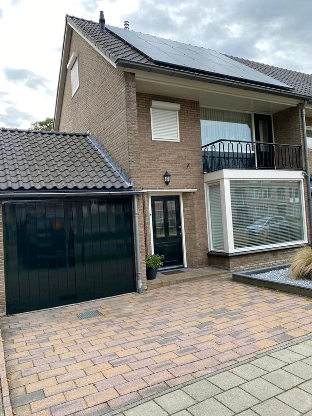 Geschilderde gevel en kozijnen van een woonhuis in Asten