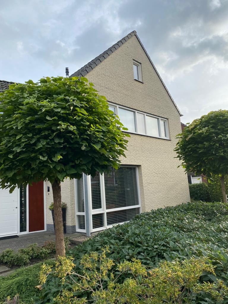 Woning met zorgvuldig geschilderde kozijnen, voorbeeld van het vakwerk van Leo van de Mortel